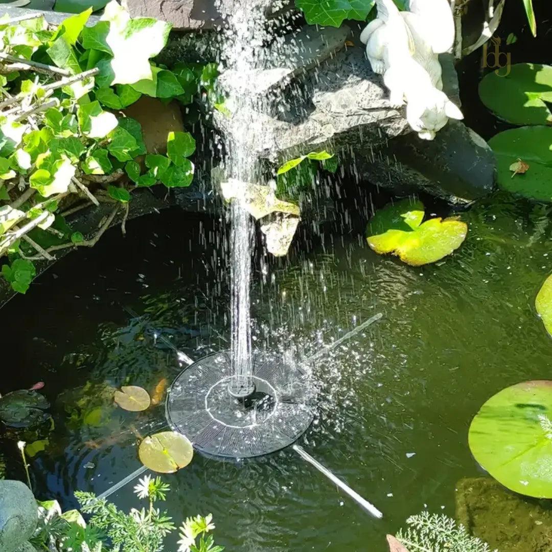 Fonte de Água para Jardim Externo Movida a Energia Solar Bigstock